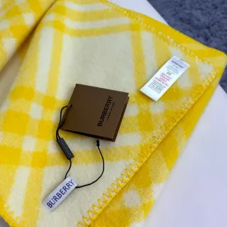 Burberry وشاح كشمير أصفر وكريمي مربعات