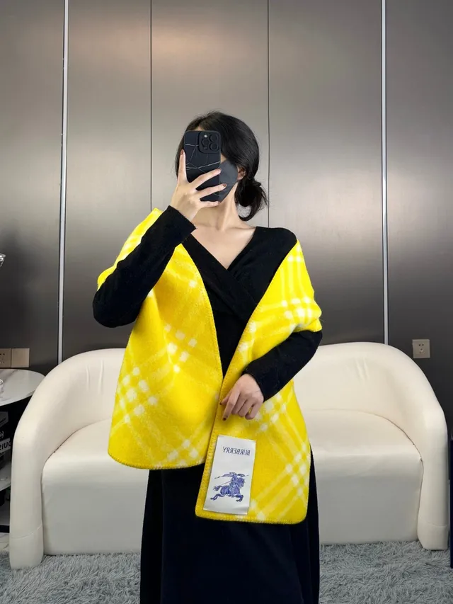 Burberry Écharpe de Cachemire Jaune et Crème à carreaux 2