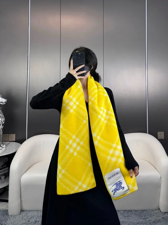 Burberry Écharpe de Cachemire Jaune et Crème à carreaux 3
