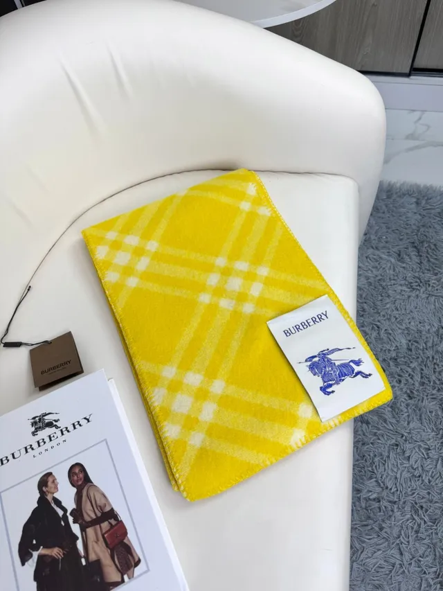 Burberry Écharpe de Cachemire Jaune et Crème à carreaux 5