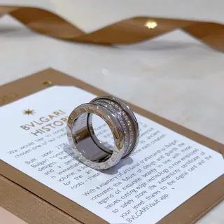 Bvlgari B.zero1 मल्टी-बैंड पावे हीरे की अंगूठी