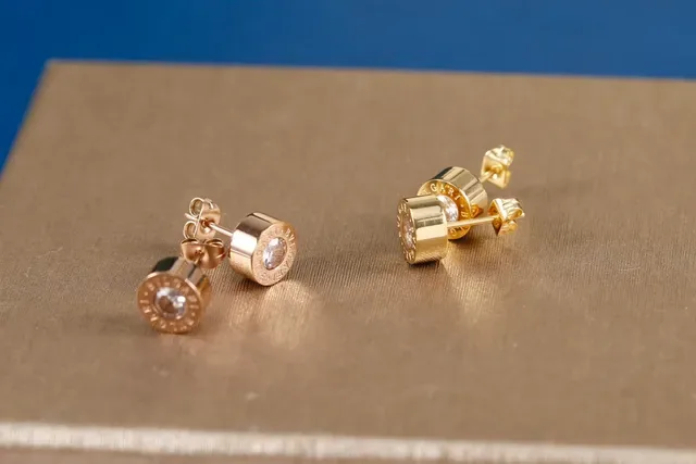 Bvlgari Bulgari أقراط ستود ذهبي فضي إطار أسطواني منحور نطاق 5
