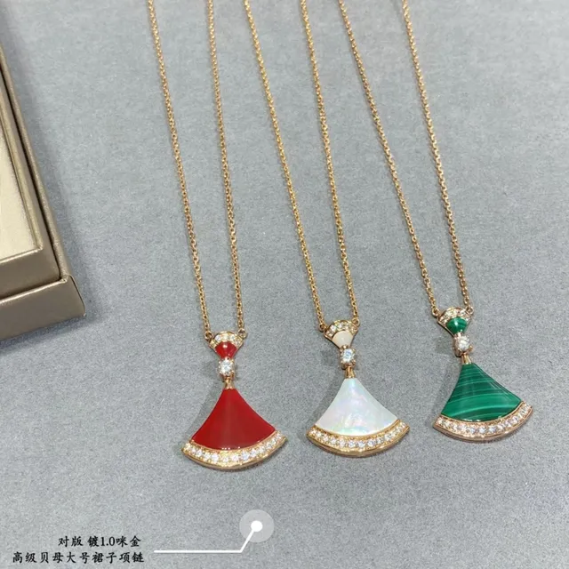 Bvlgari Divas’ Dream Collier pendentif en éventail en émail rouge et diamant 2