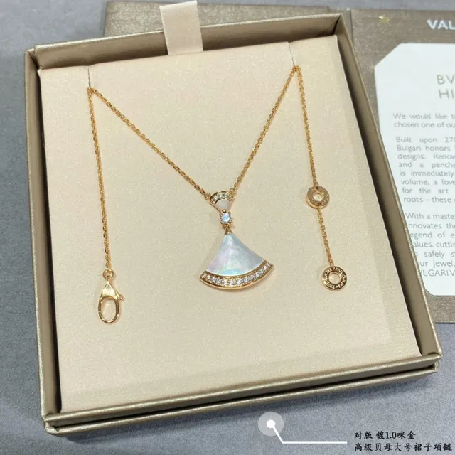 Bvlgari Divas’ Dream Collier pendentif en éventail en émail rouge et diamant 5