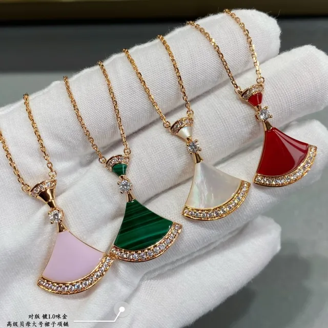 Bvlgari Divas’ Dream Collier pendentif en éventail en émail rouge et diamant 7