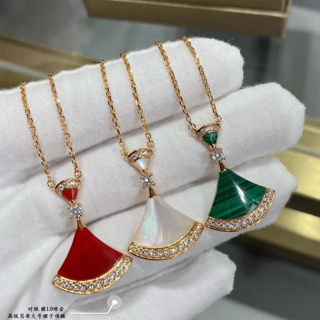 Bvlgari Divas’ Dream Collier pendentif en éventail en émail rouge et diamant 8