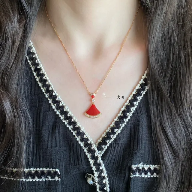 Bvlgari Divas’ Dream Collier pendentif en éventail en émail rouge et diamant 9