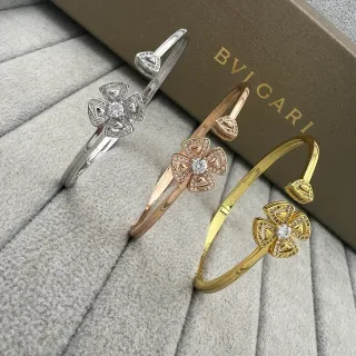 Bvlgari Fiorever फूल मोटिफ पावे-सेट जेमस्टोन ओपन बैंडल ब्रेसलेट्स