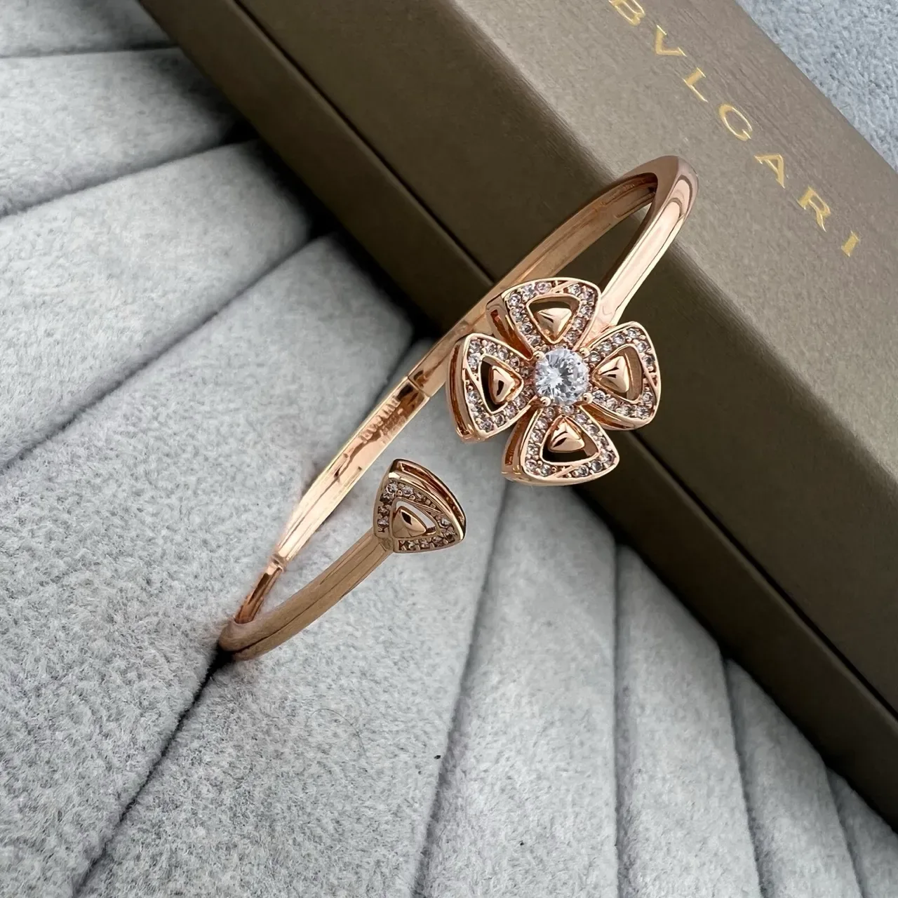 Bvlgari Fiorever Bracelets Ouverts Motif Floral Pavé-Set Gemstone 2