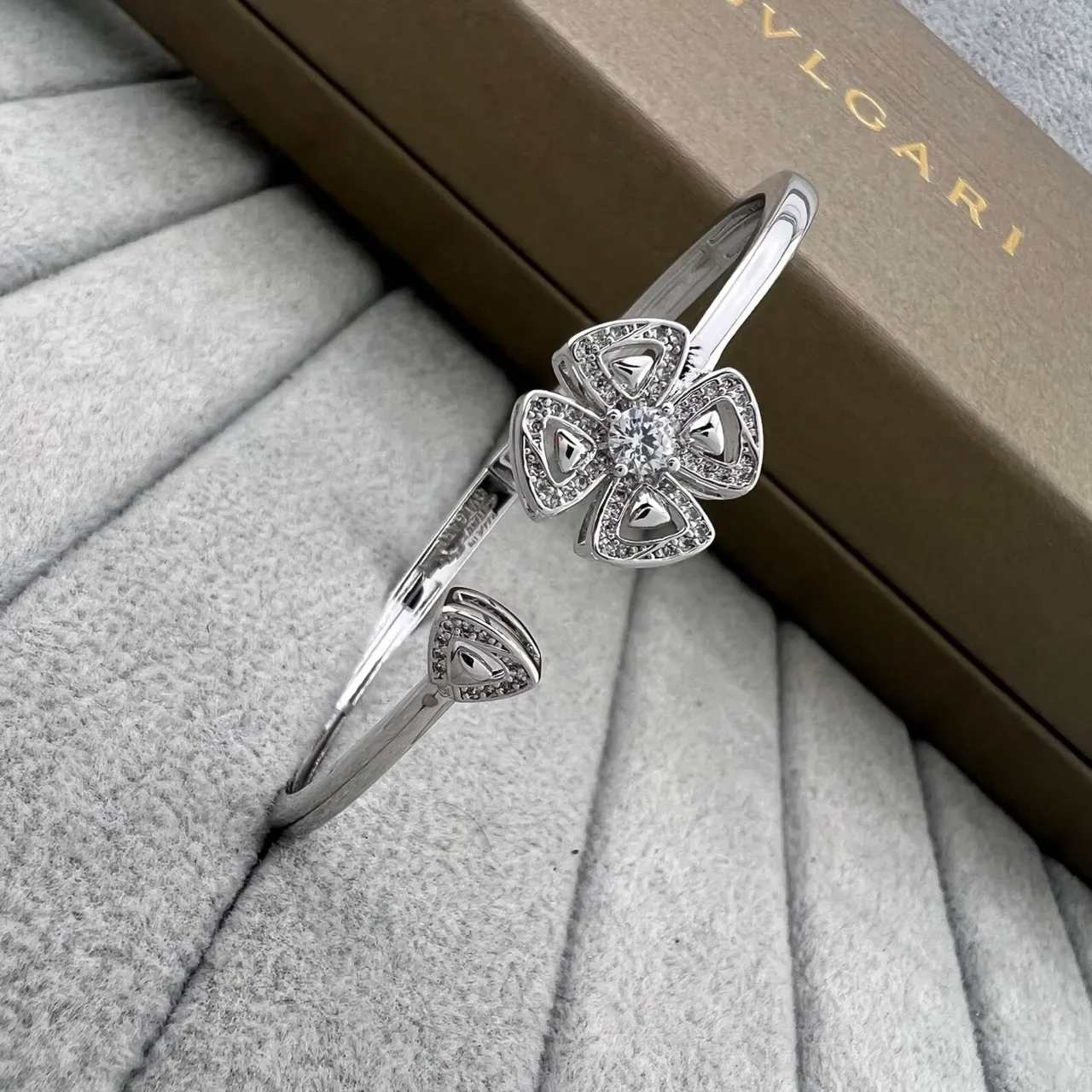 Bvlgari Fiorever Bracelets Ouverts Motif Floral Pavé-Set Gemstone 3
