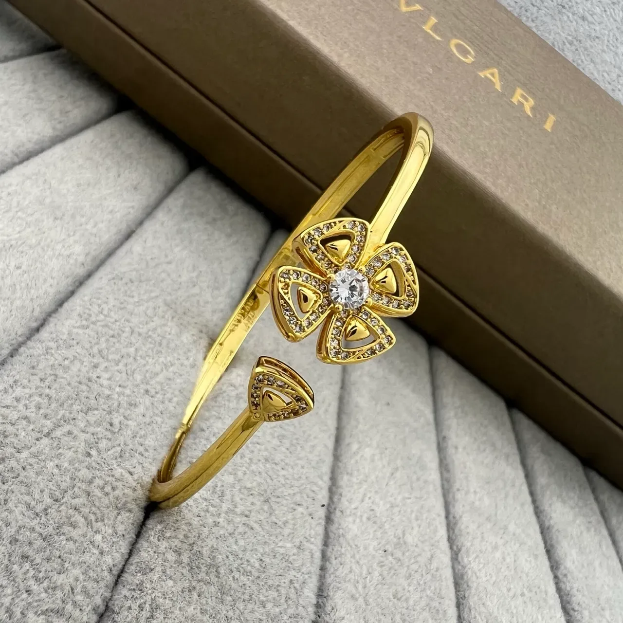 Bvlgari Fiorever Bracelets Ouverts Motif Floral Pavé-Set Gemstone 4