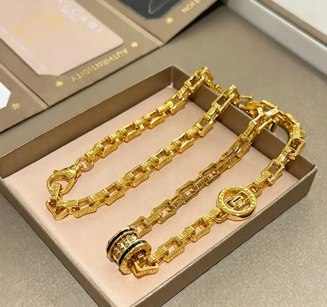 Collier Bvlgari Chaîne en Or et Noir avec Accents Émaillés 3