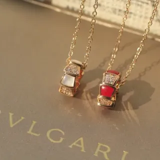 Bvlgari সোনার লাল স্ট্যাকড জ্যোমেট্রিক পেন্ড্যান্ট Pavé হীরা এক্সেন্ট নেকলেস