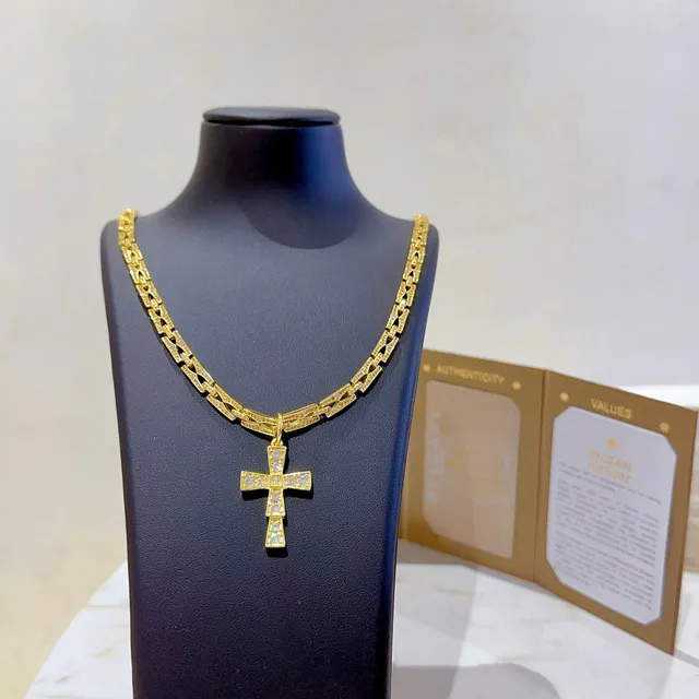 Bvlgari Collier pendentif croix pavé doré 3