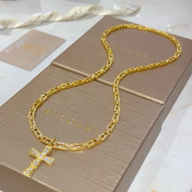 Bvlgari Collier pendentif croix pavé doré 4