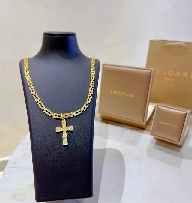 Bvlgari Collier pendentif croix pavé doré 6