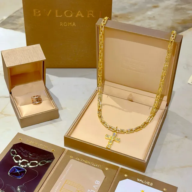 Bvlgari Collier pendentif croix pavé doré 9