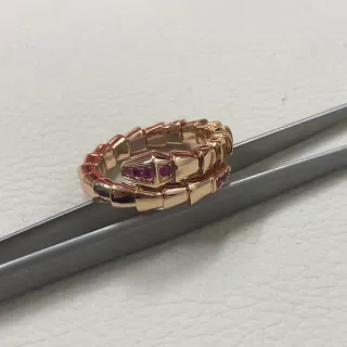 Bvlgari Serpenti लिपटा हुआ गुलाबी सोना और रूबी अंगूठी