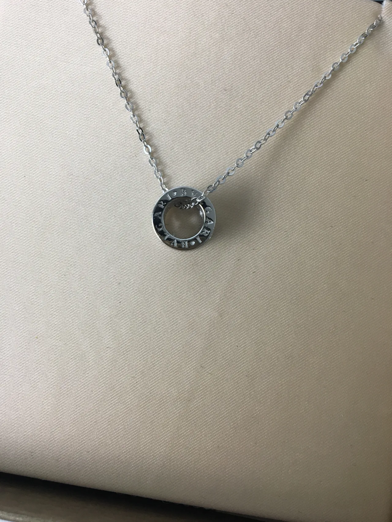 Bvlgari Collier pendentif cylindrique multi-bande argent-or pierres pavé-set 8