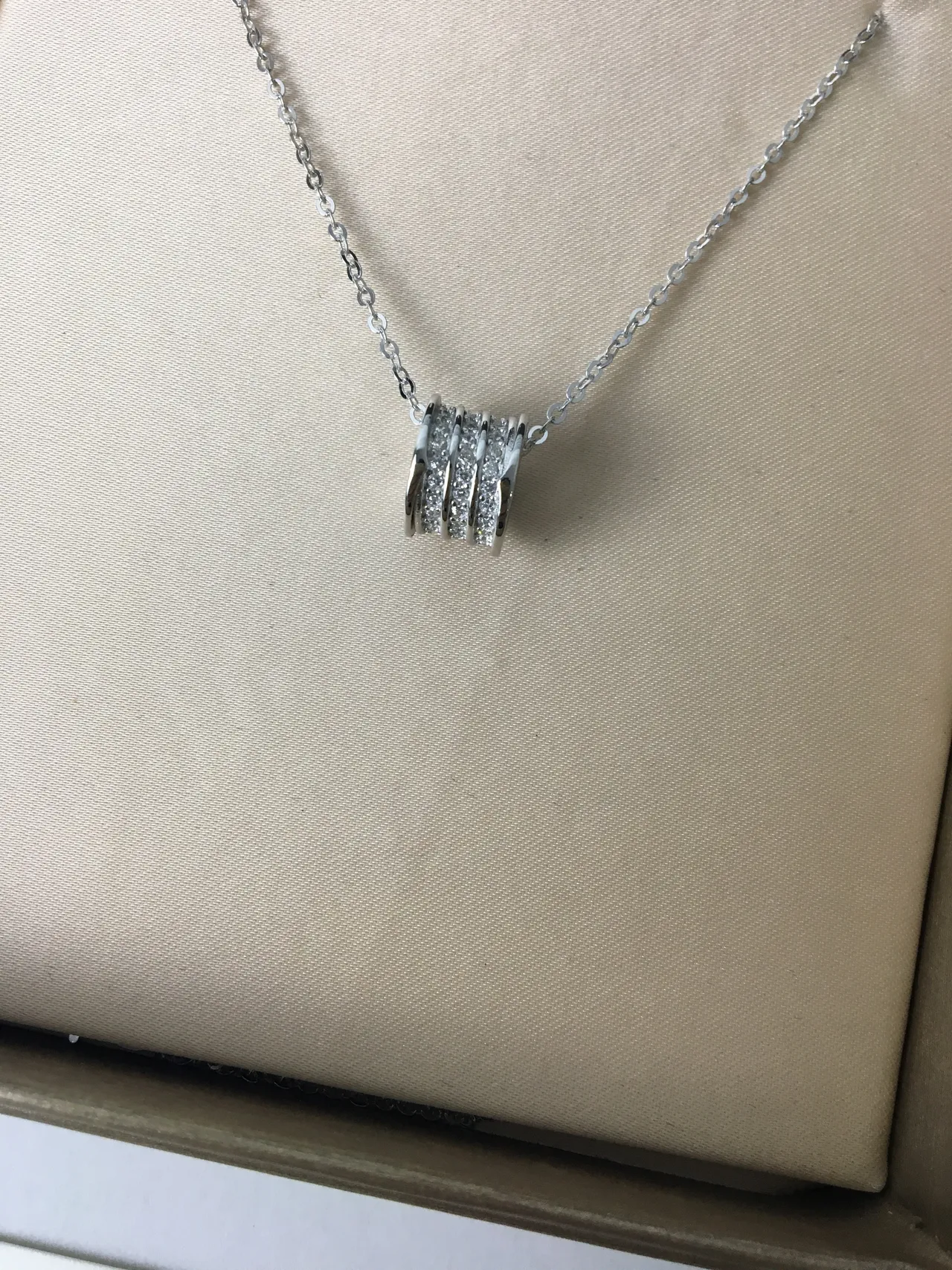 Bvlgari Collier pendentif cylindrique multi-bande argent-or pierres pavé-set 9