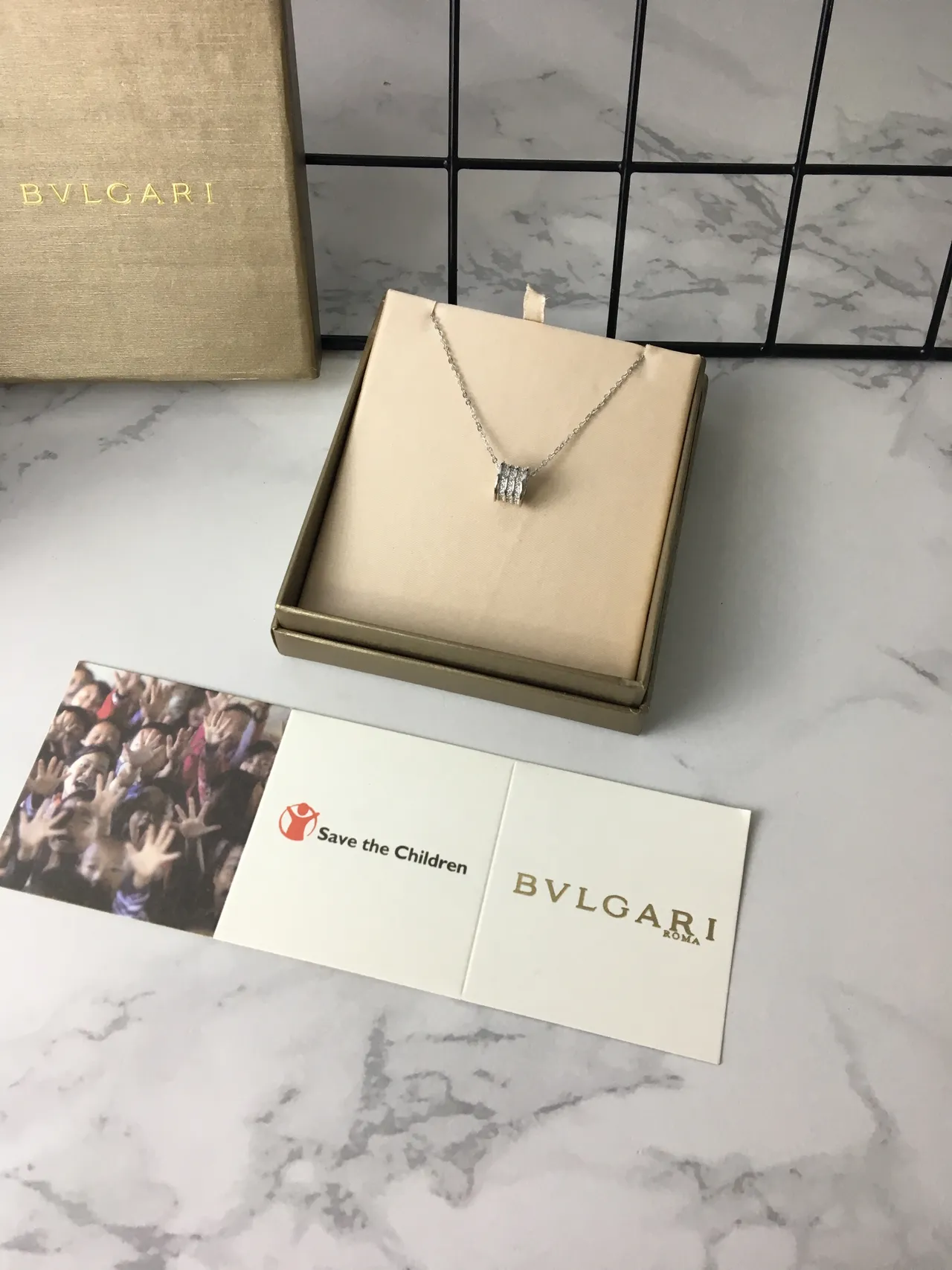 Bvlgari Collier pendentif cylindrique multi-bande argent-or pierres pavé-set 10