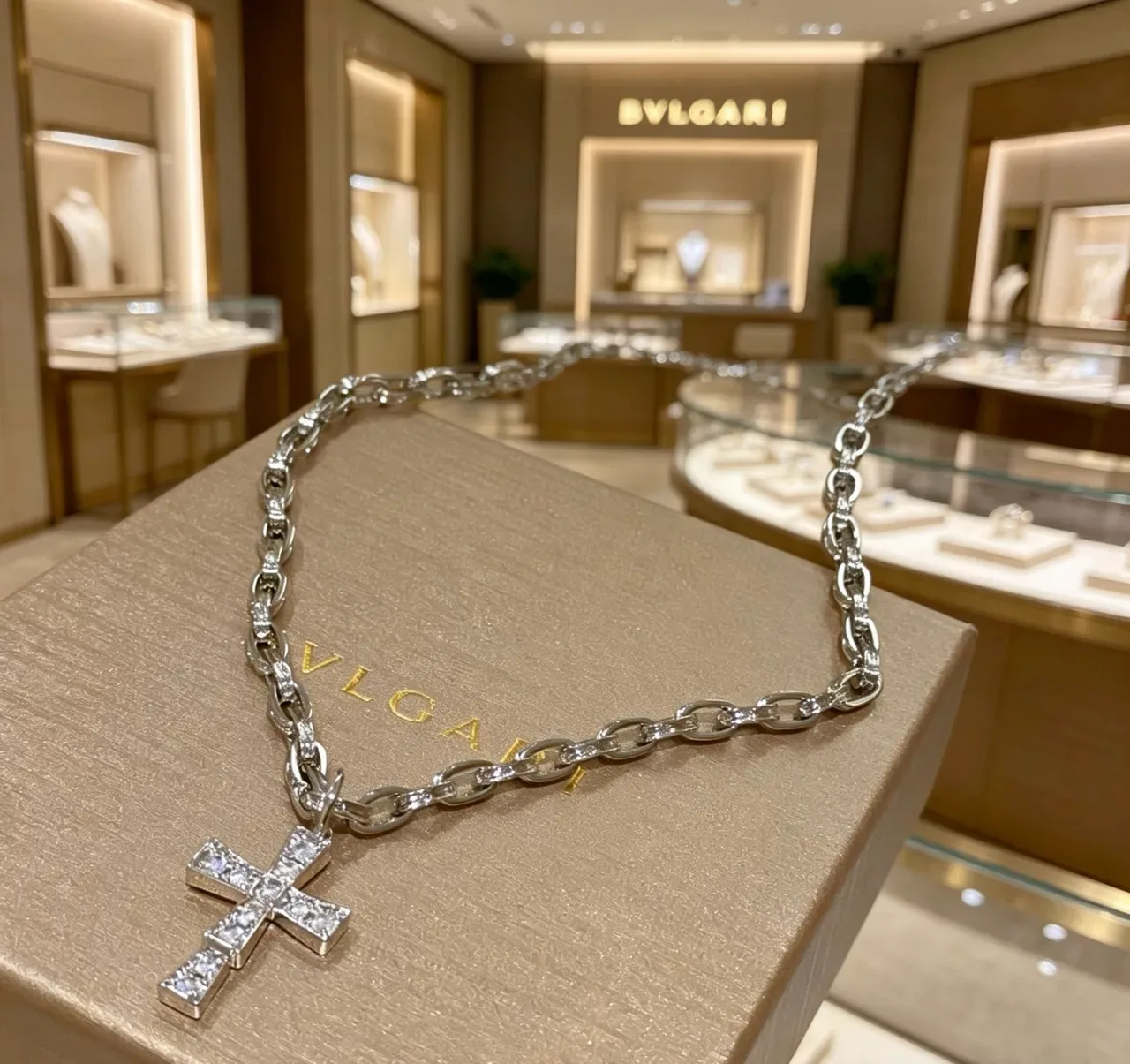 Bvlgari Collier avec pendentif croix en argent pavé-set et chaîne à maillons courbés lourds 3