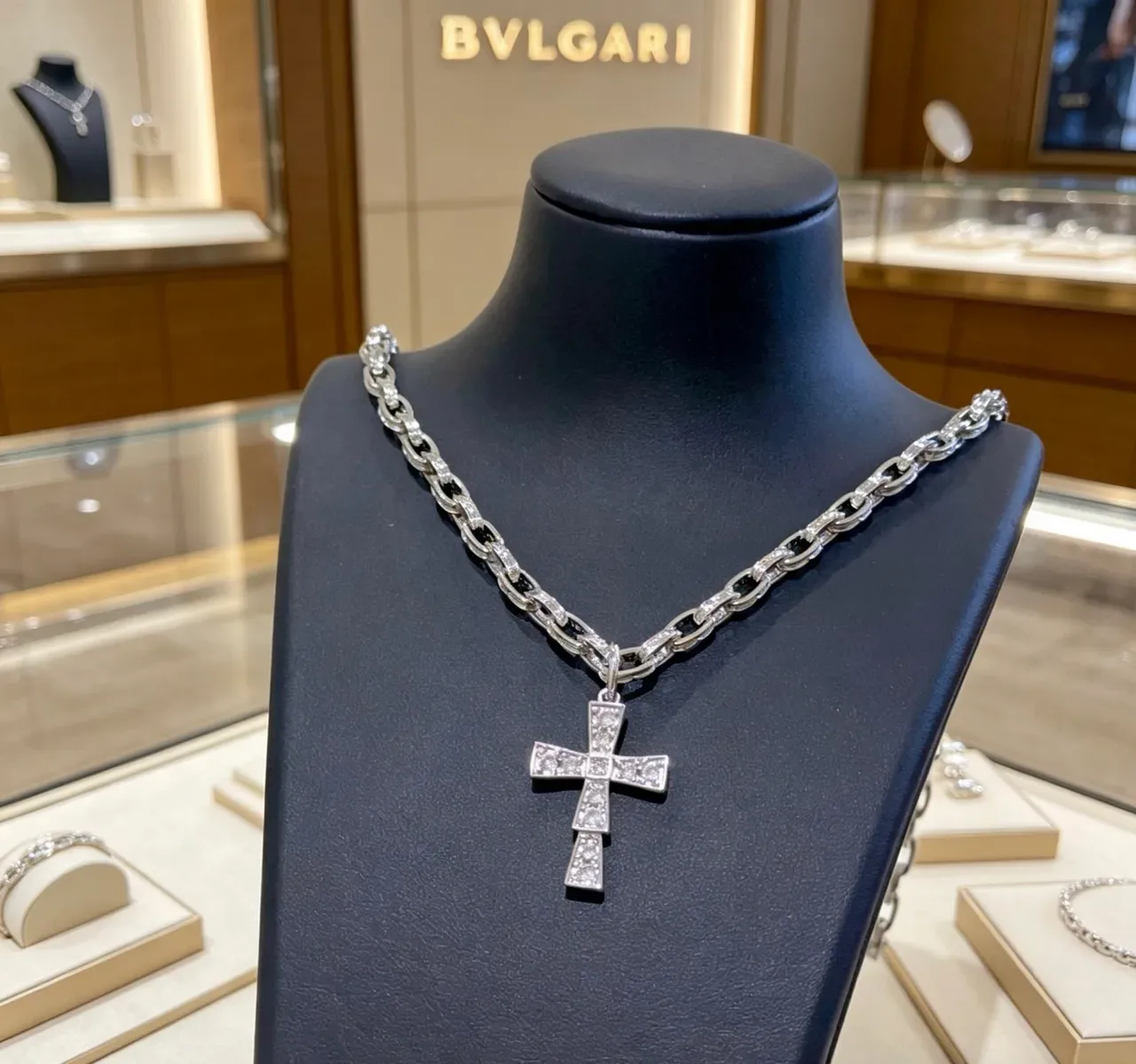 Bvlgari Collier avec pendentif croix en argent pavé-set et chaîne à maillons courbés lourds 4