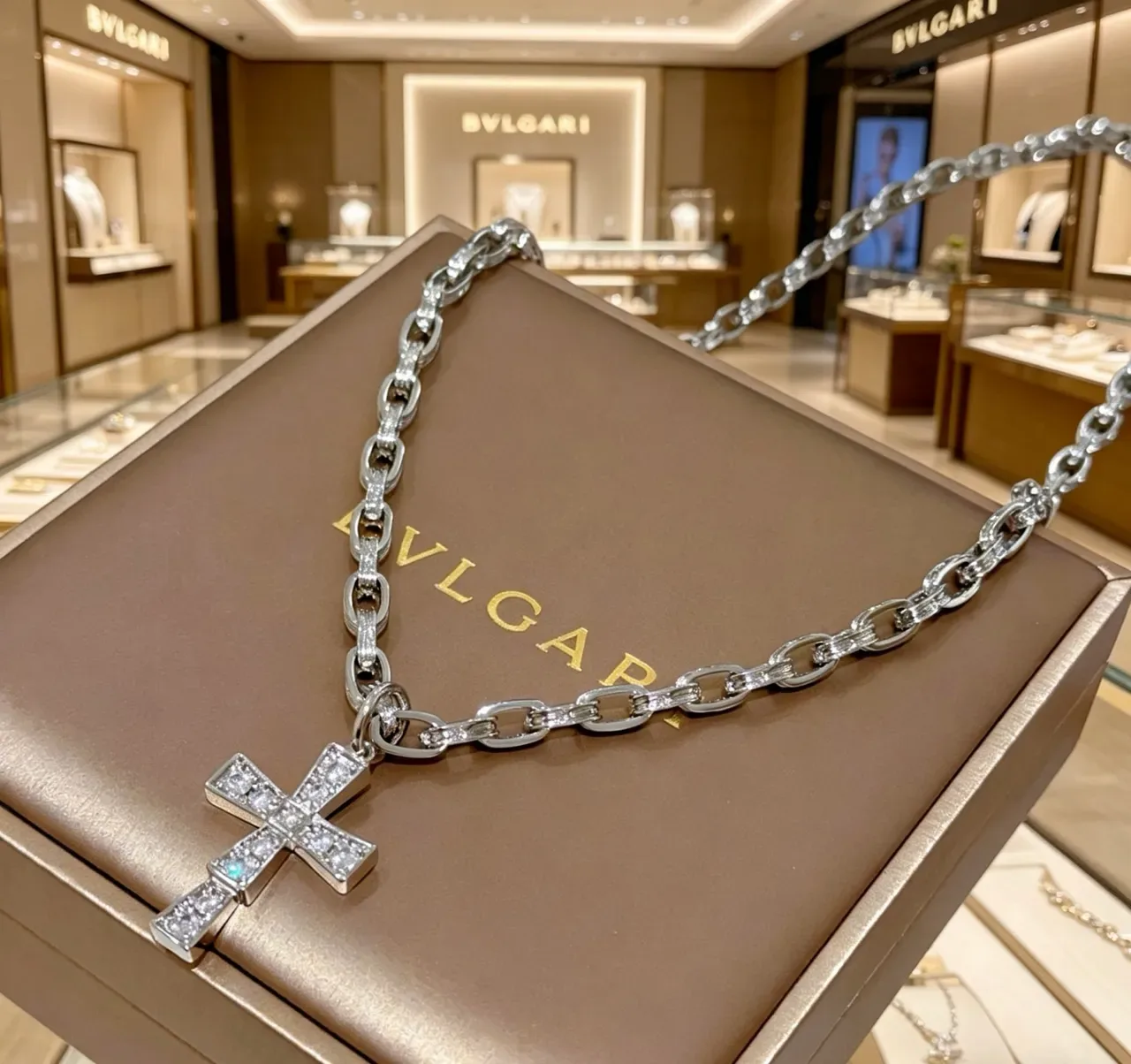 Bvlgari Collier avec pendentif croix en argent pavé-set et chaîne à maillons courbés lourds 6