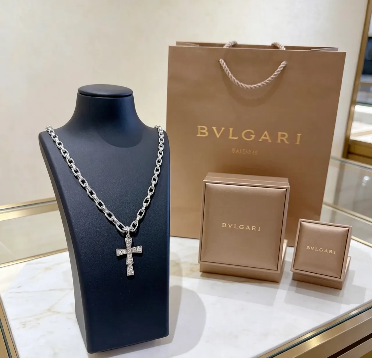 Bvlgari Collier avec pendentif croix en argent pavé-set et chaîne à maillons courbés lourds 9
