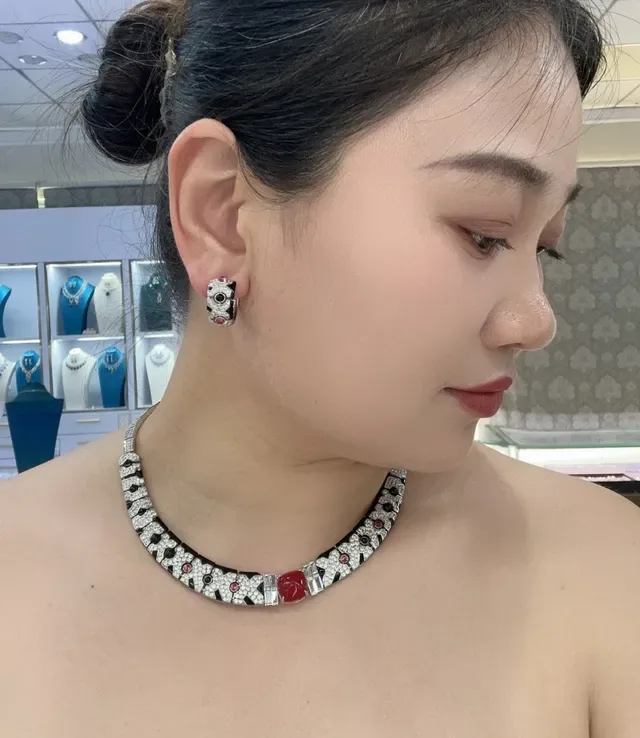 Cartier Diabolo Créoles géométriques en émail et diamant 5