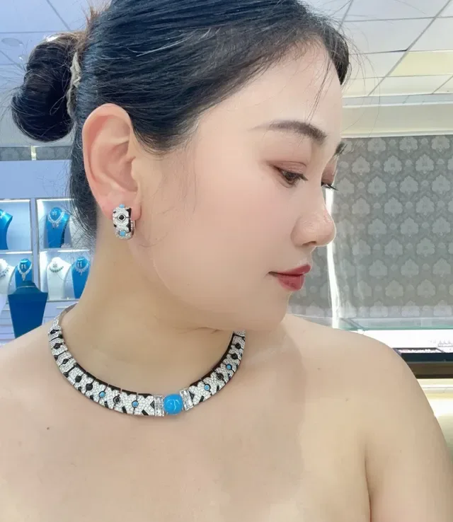 Cartier Diabolo Créoles géométriques en émail et diamant 6