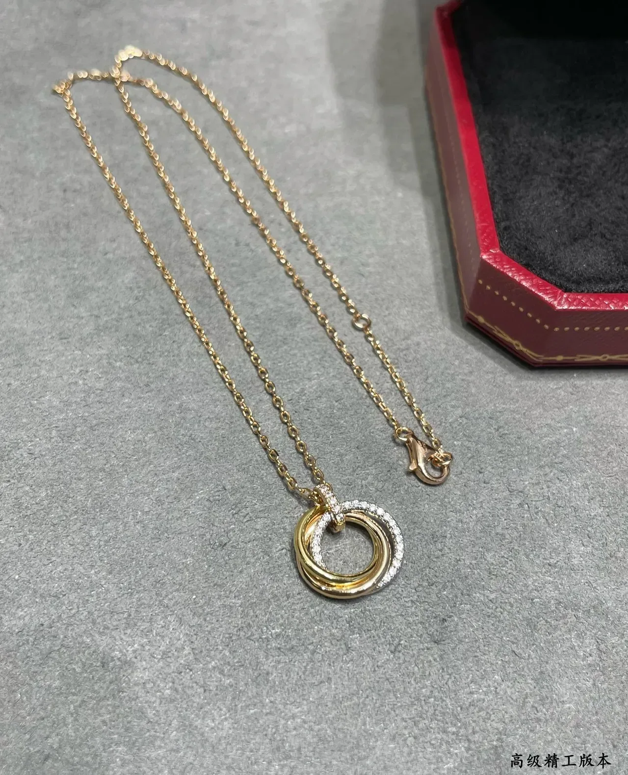 Colar Cartier Ouro Preto Interlocking Double-Ring Pendant Pavé-Diamond Accent 4