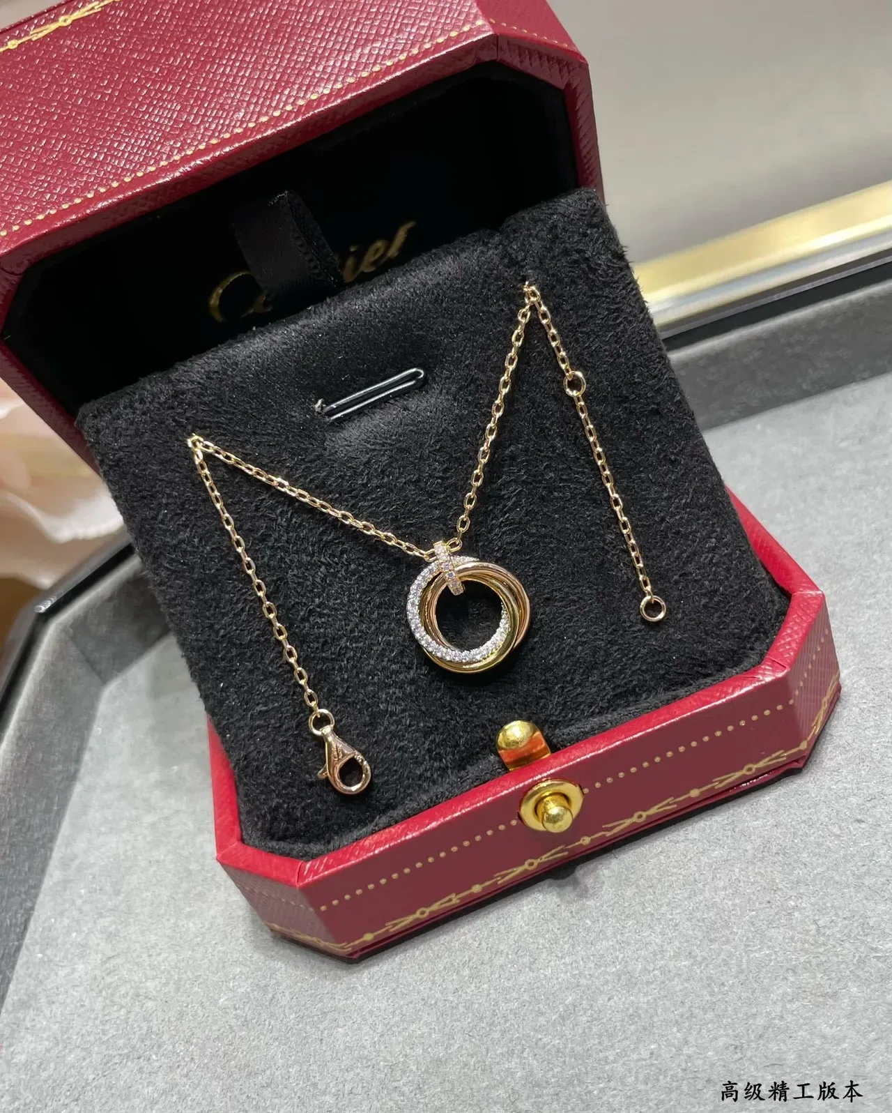 Colar Cartier Ouro Preto Interlocking Double-Ring Pendant Pavé-Diamond Accent 5