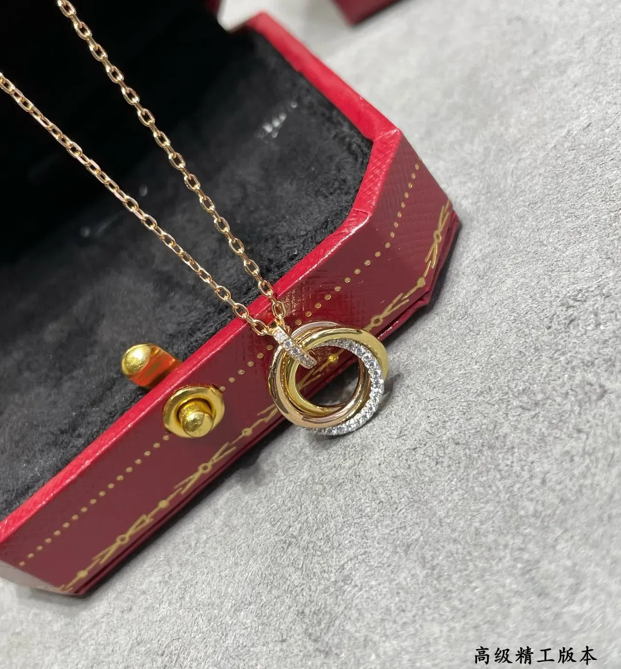 Colar Cartier Ouro Preto Interlocking Double-Ring Pendant Pavé-Diamond Accent 7