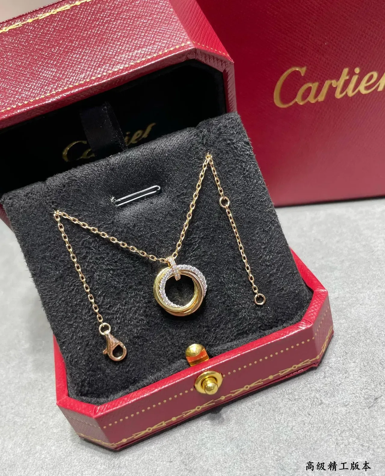 Colar Cartier Ouro Preto Interlocking Double-Ring Pendant Pavé-Diamond Accent 8