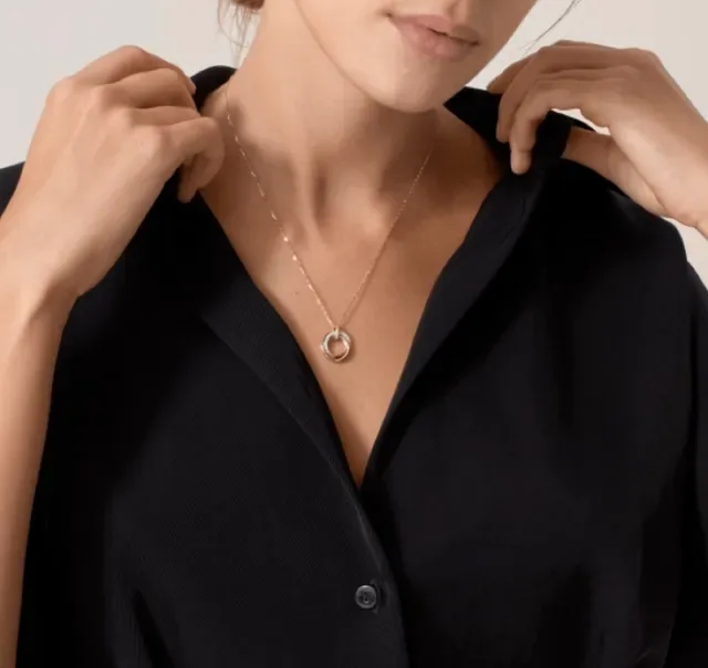 Colar Cartier Ouro Preto Interlocking Double-Ring Pendant Pavé-Diamond Accent 9