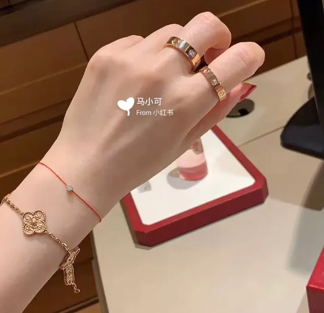 Anillo Cartier de oro y plata con banda plana ancha y piedra redonda central única 2