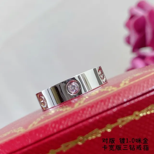 Anillo Cartier de oro y plata con banda plana ancha y piedra redonda central única 8