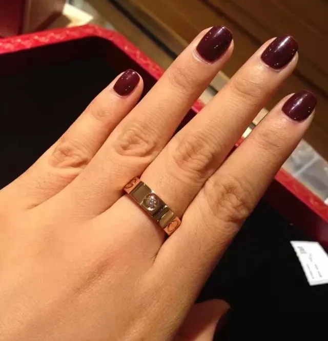 Anillo Cartier de oro y plata con banda plana ancha y piedra redonda central única 9