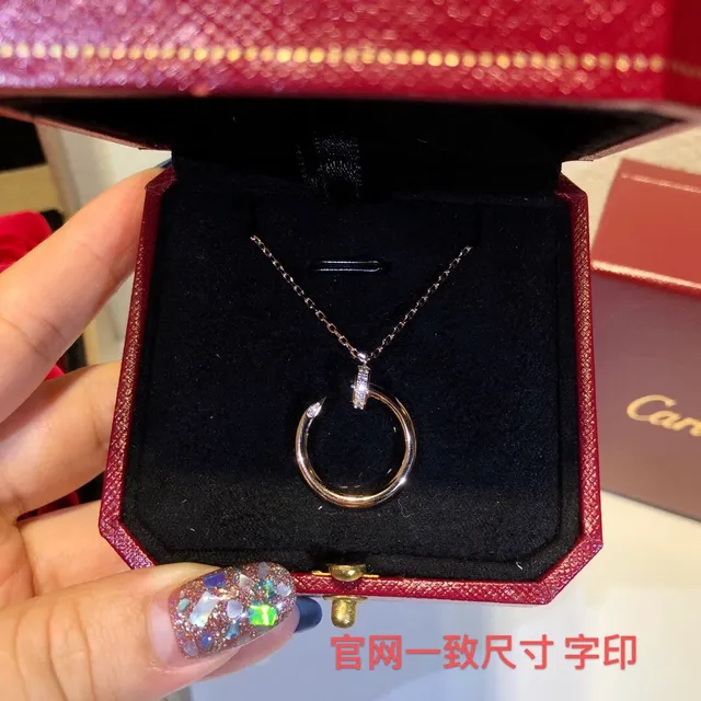 Cartier Colar minimalista de ouro e prata com pingente de círculo aberto e acento de diamante pavé 2