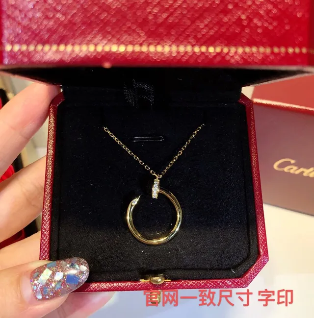 Cartier Colar minimalista de ouro e prata com pingente de círculo aberto e acento de diamante pavé 3