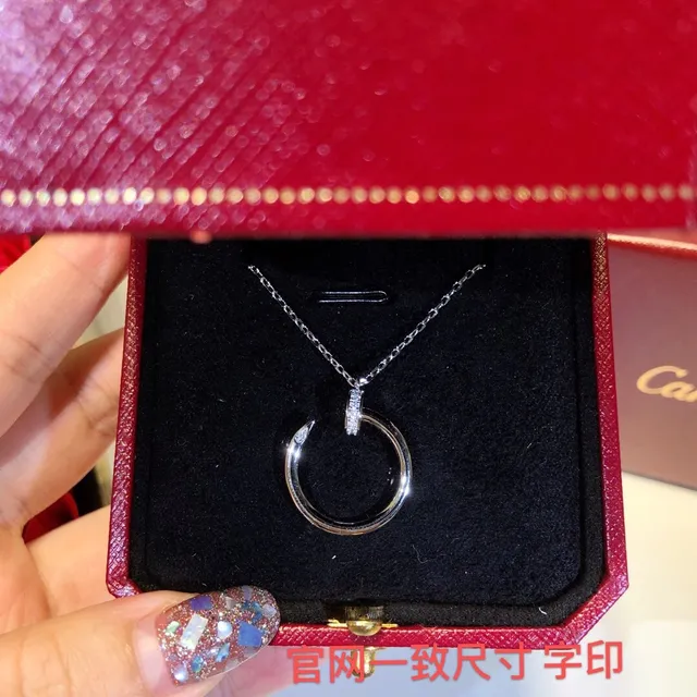 Cartier Colar minimalista de ouro e prata com pingente de círculo aberto e acento de diamante pavé 4