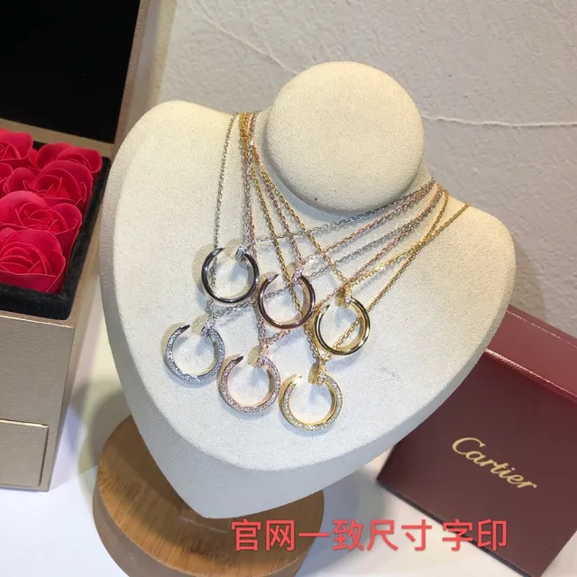 Cartier Colar minimalista de ouro e prata com pingente de círculo aberto e acento de diamante pavé 9