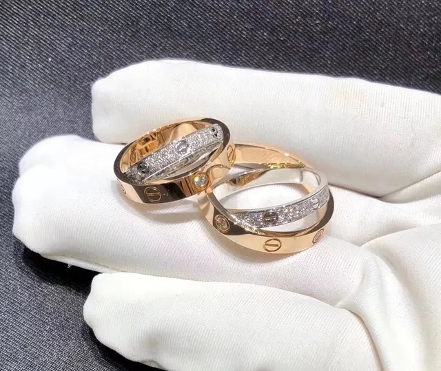 Bagues Cartier Love à double bande motif de vis pavées de diamants en or bicolore 4