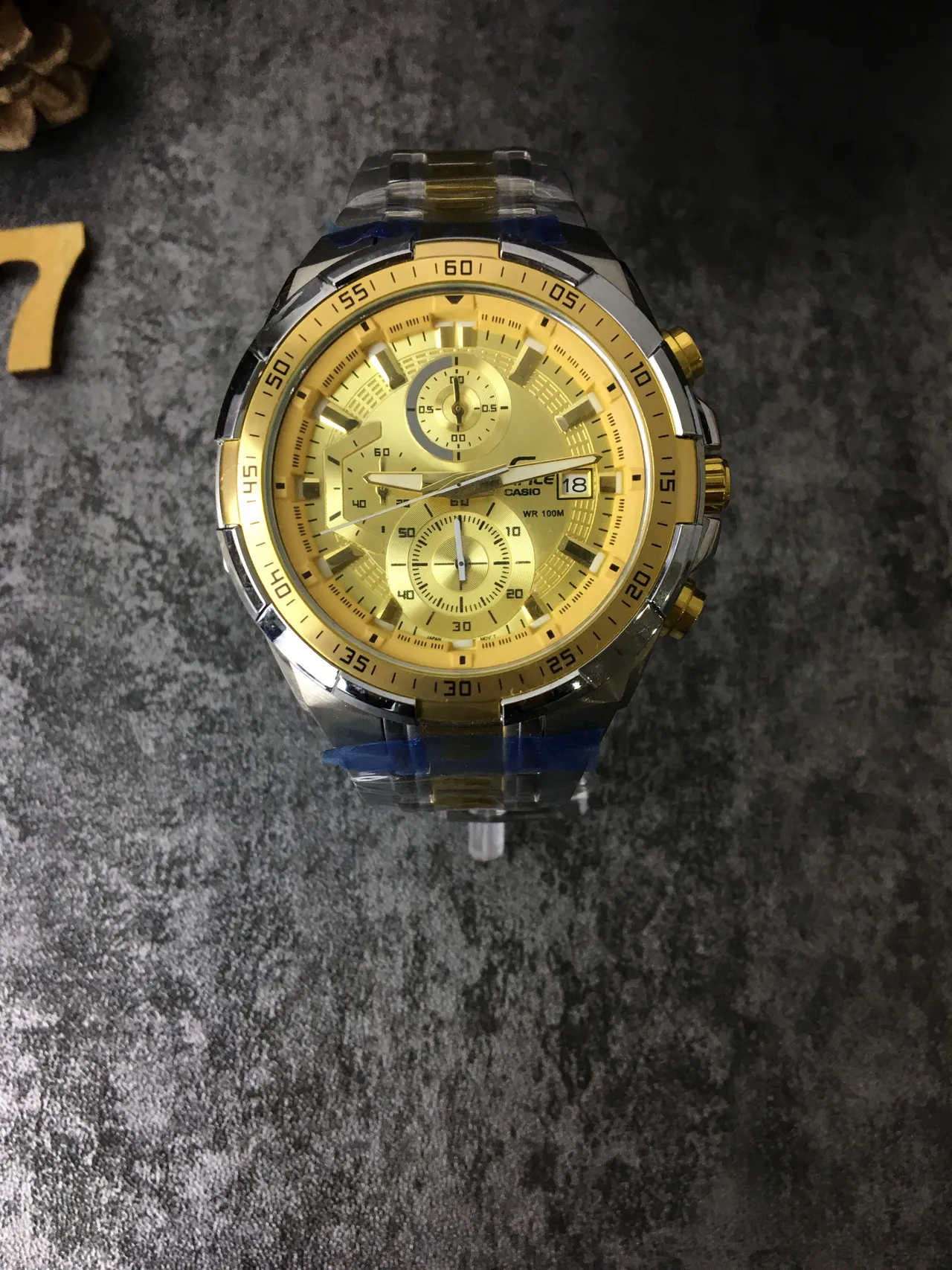 Casio Edifice Chronographe Or et Argent Montre Sport 7