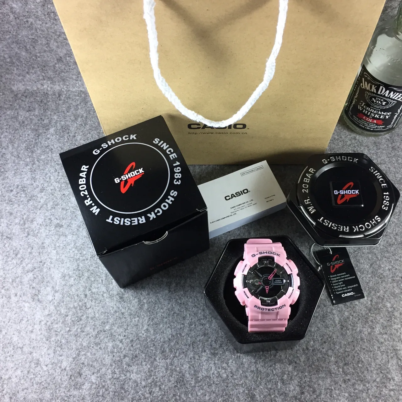 Casio G-Shock GA-100 Montre Sportive en Résine Rose 7