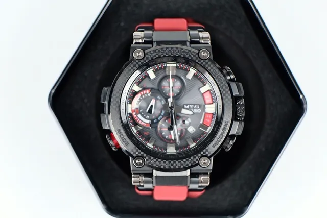 Casio MT-G بيزل من ألياف الكربون حزام أحمر ساعة رياضية 5
