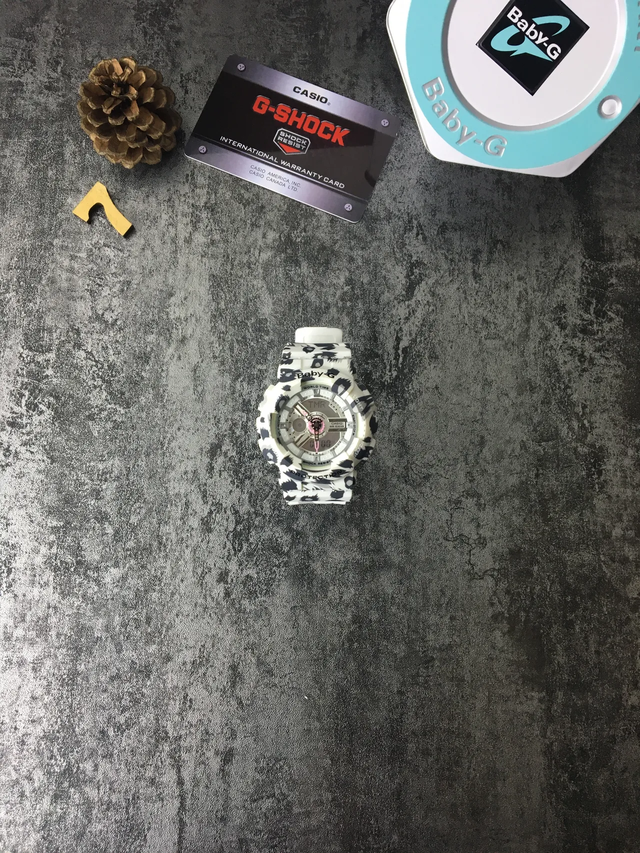 Casio সাদা কালো চিতাবাঘ প্রিন্ট রেজিন কেস গোলাপি-অ্যাকসেন্টেড অ্যানালগ-ডিজিটাল ডায়াল ঘড়ি 2