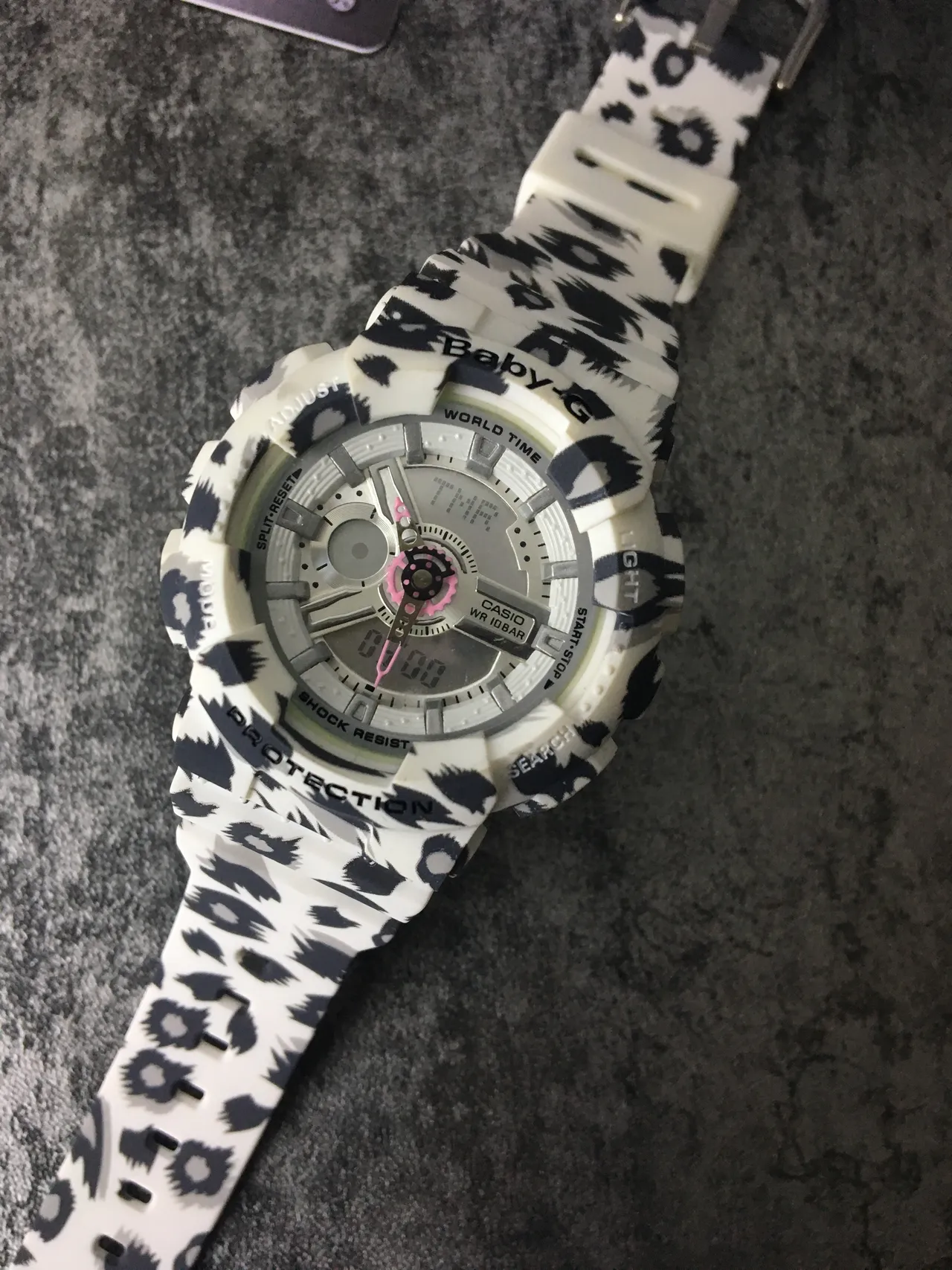 Casio সাদা কালো চিতাবাঘ প্রিন্ট রেজিন কেস গোলাপি-অ্যাকসেন্টেড অ্যানালগ-ডিজিটাল ডায়াল ঘড়ি 5