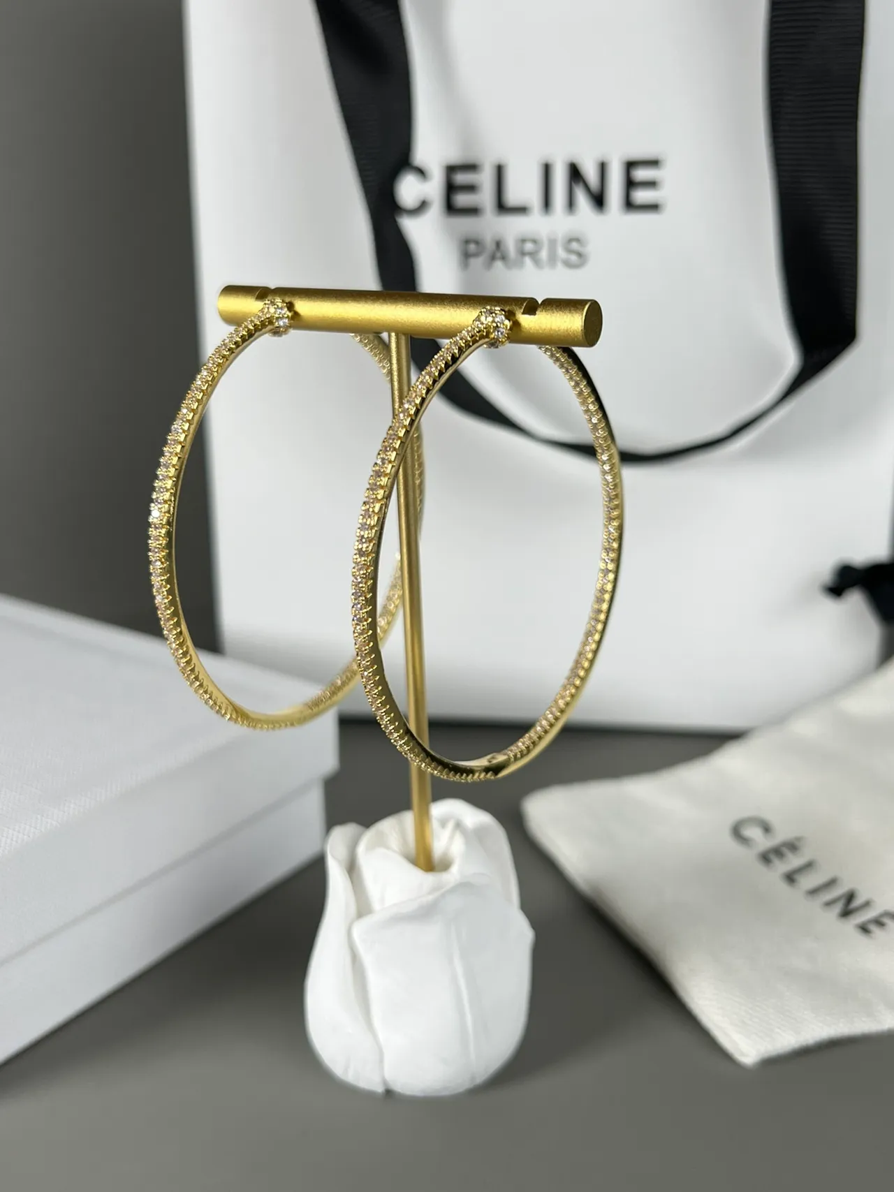 Céline Boucles d'oreilles créoles dorées avec bordure Pavé 2